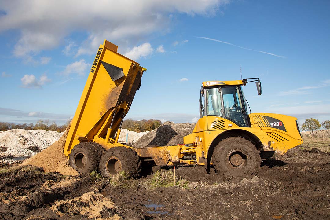 920G Side View Unloading Soft Terrain